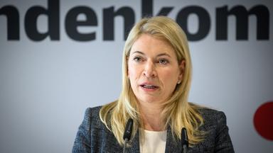 ARCHIV:  Evelyn Palla, Vorstandsvorsitzende der Deutschen Bahn AG, spricht bei einer Pressekonferenz. 