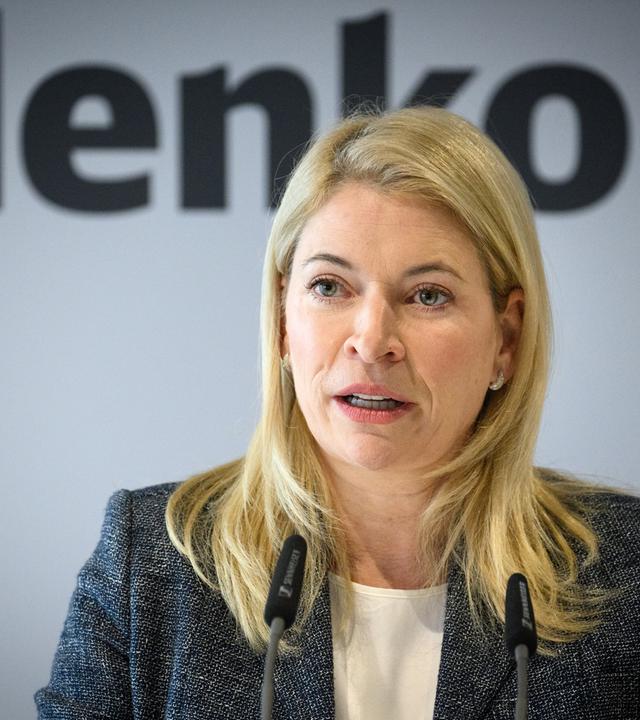 ARCHIV:  Evelyn Palla, Vorstandsvorsitzende der Deutschen Bahn AG, spricht bei einer Pressekonferenz. 