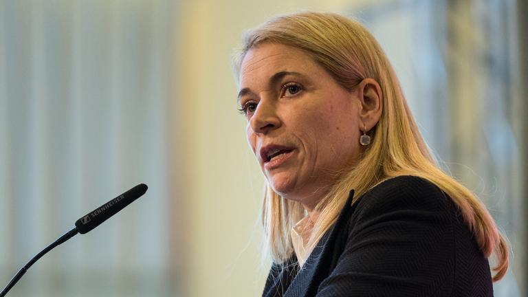 06.11.2025, Hessen, Fulda: Evelyn Palla, neue Vorstandsvorsitzende der Deutschen Bahn (DB), spricht auf der 5. Bundeskonferenz der Eisenbahn- und Verkehrsgewerkschaft (EVG)