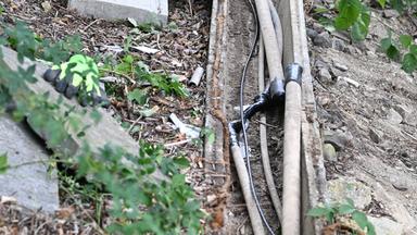 Mehrere Kabel nahe Bahngleise durchtrennt