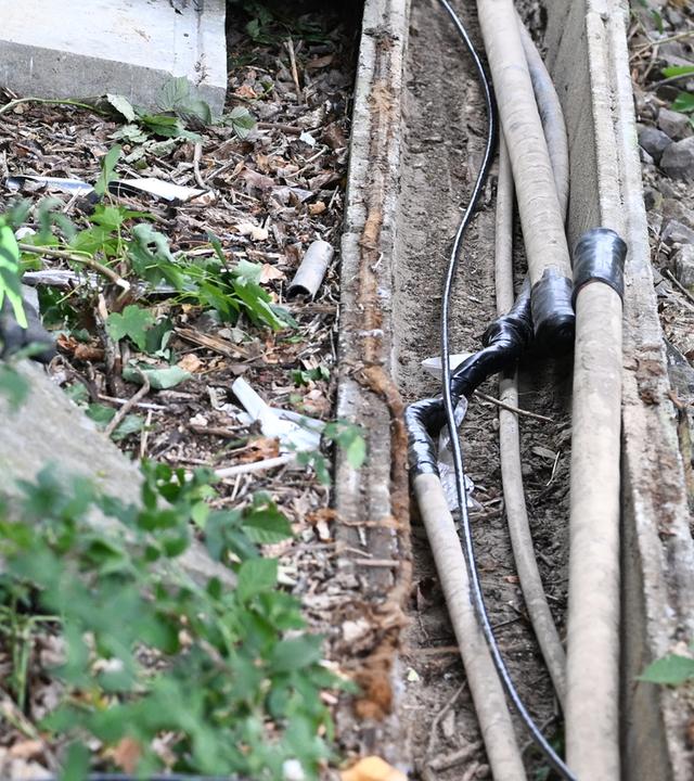 Mehrere Kabel nahe Bahngleise durchtrennt