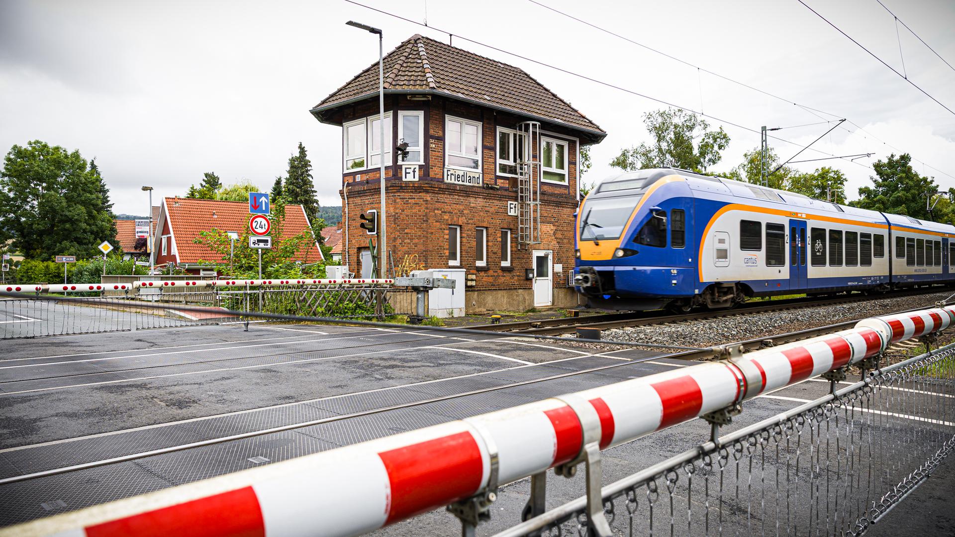Archiv:  Ein Zug fährt auf den Bahnhof Friedland im Landkreis Göttingen zu. 