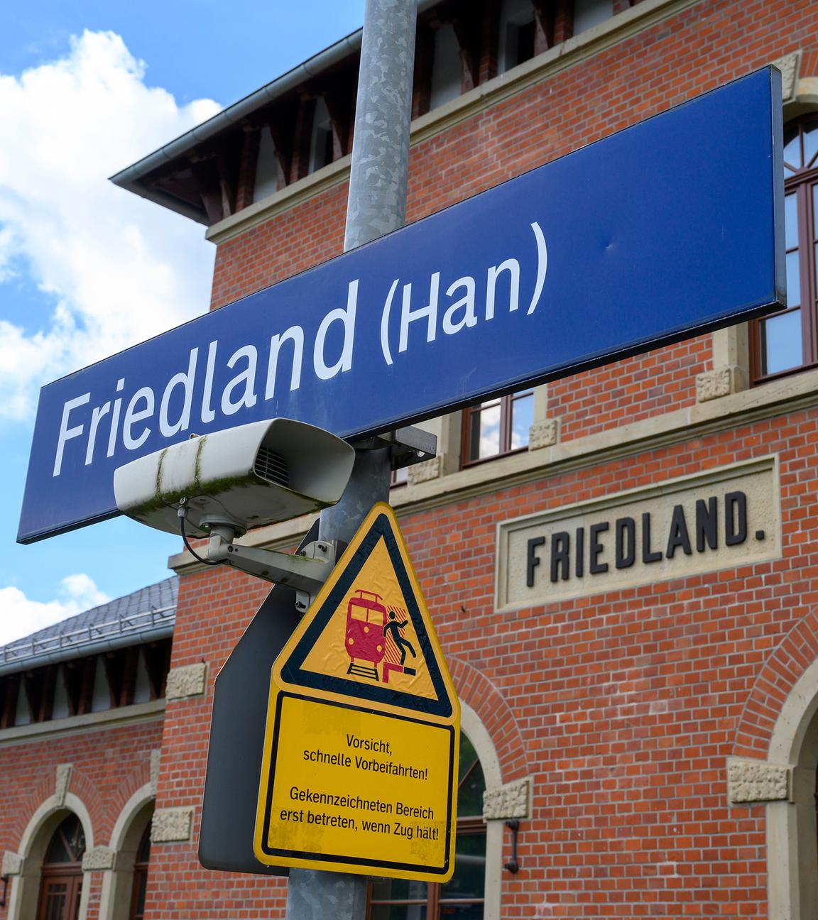 ARCHIV - 30.08.2025, Niedersachsen, Friedland: Der Schriftzug "Friedland" ist an einem Bahngebäude zu sehen.