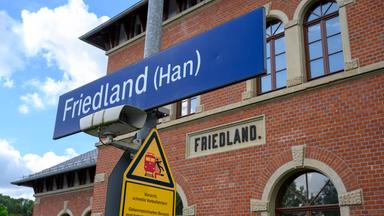 ARCHIV - 30.08.2025, Niedersachsen, Friedland: Der Schriftzug "Friedland" ist an einem Bahngebäude zu sehen.