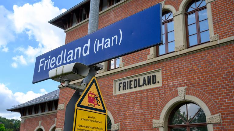 ARCHIV - 30.08.2025, Niedersachsen, Friedland: Der Schriftzug "Friedland" ist an einem Bahngebäude zu sehen.