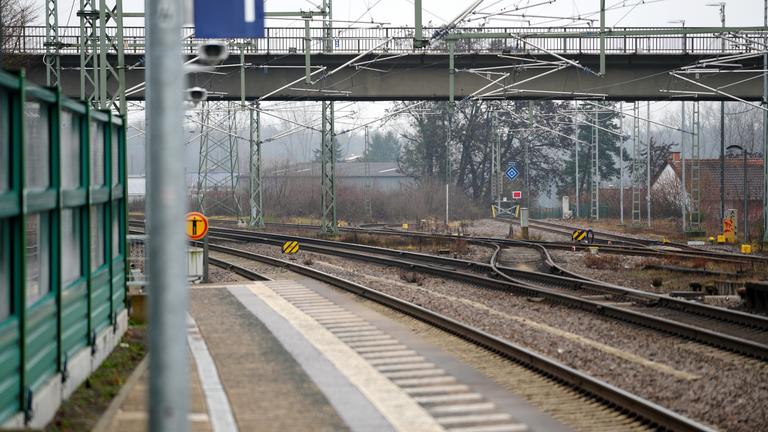 Blick einen Bahnsteig und die Gleise im Bahnhof in Landstuhl. 
