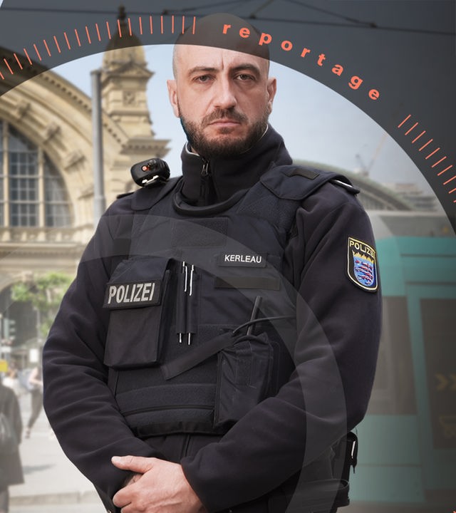 Der Polizist Daniel Kerleau steht am Frankfurter Hauptbahnhof und schaut ernst in die Kamera, seine Arme sind verschränkt.