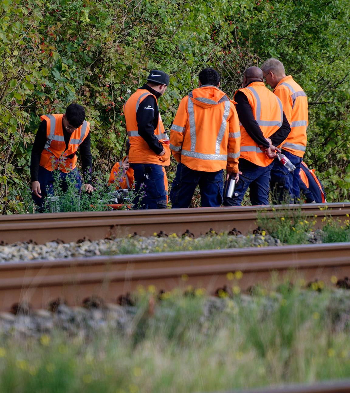 Bahn-Mitarbeiter an der Strecke Köln–Düsseldorf: Durchtrennte Kabel sorgen am 22.09.2025 für starke Verzögerungen im Zugverkehr.