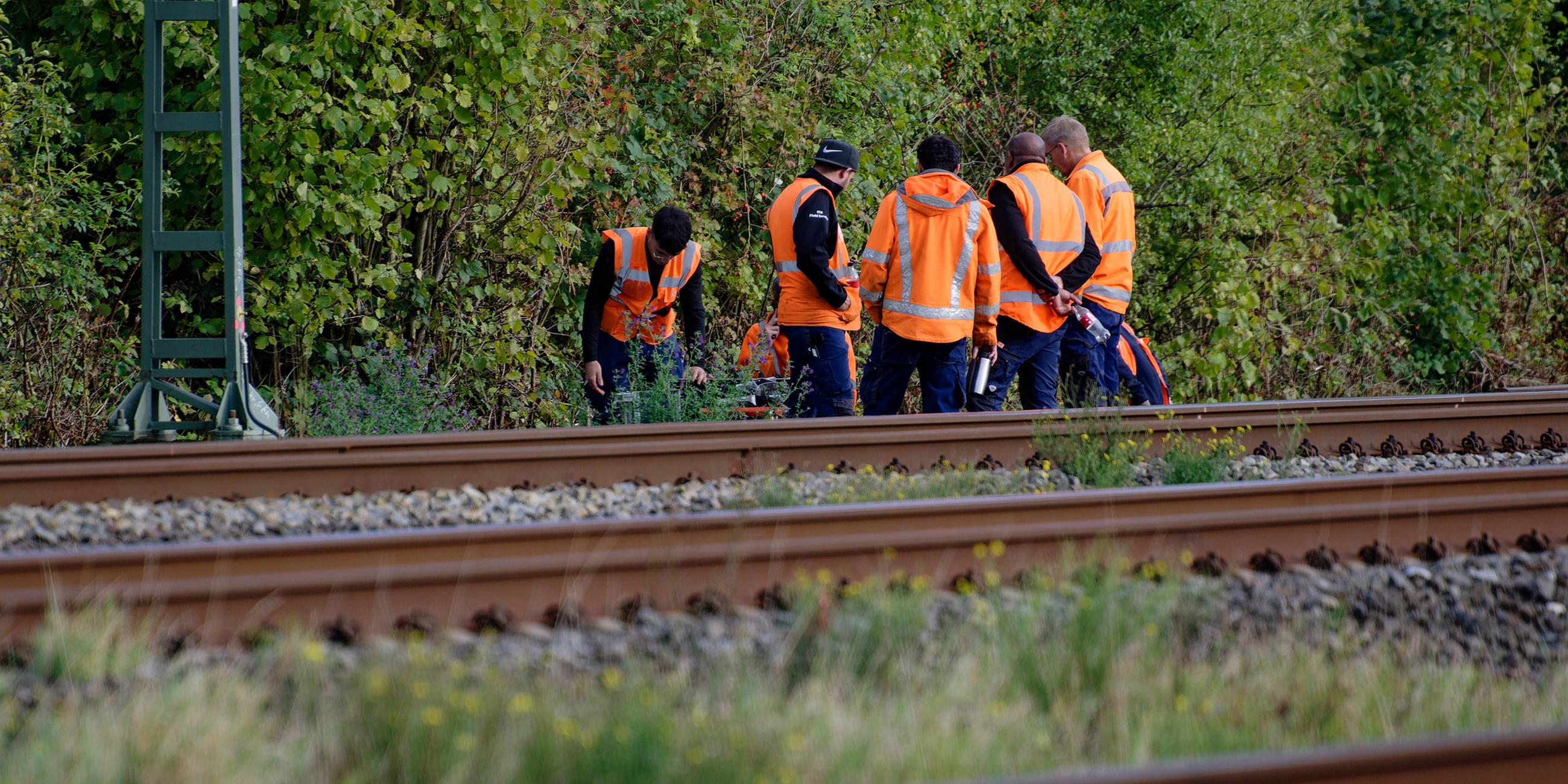 Bahn-Mitarbeiter an der Strecke Köln–Düsseldorf: Durchtrennte Kabel sorgen am 22.09.2025 für starke Verzögerungen im Zugverkehr.