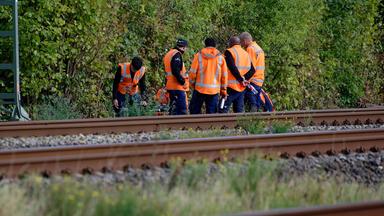 Bahn-Mitarbeiter an der Strecke Köln–Düsseldorf: Durchtrennte Kabel sorgen am 22.09.2025 für starke Verzögerungen im Zugverkehr.