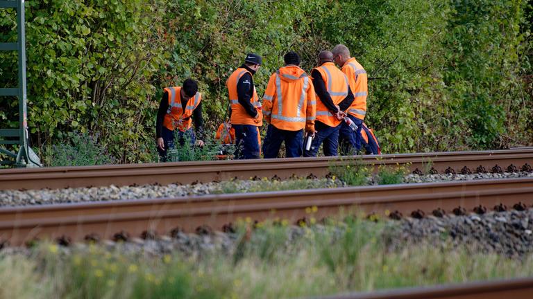 Bahn-Mitarbeiter an der Strecke Köln–Düsseldorf: Durchtrennte Kabel sorgen am 22.09.2025 für starke Verzögerungen im Zugverkehr.