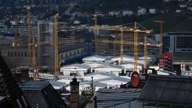 Die Sonne fällt bei bewölktem Himmel auf die Baustelle des Bahnprojekts S21 am Hauptbahnhof