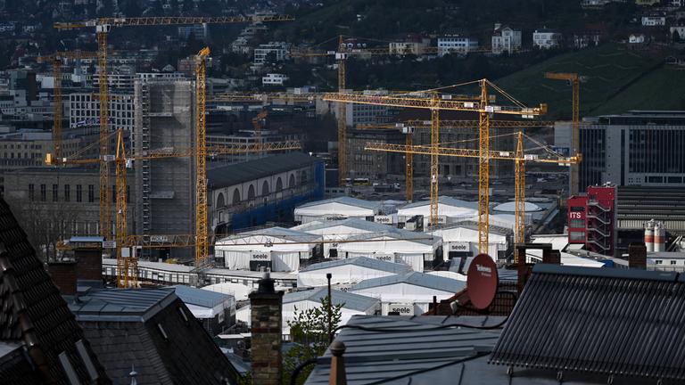 Die Sonne fällt bei bewölktem Himmel auf die Baustelle des Bahnprojekts S21 am Hauptbahnhof