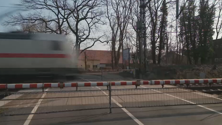 Bahnschranke fast immer zu – Anwohner empört