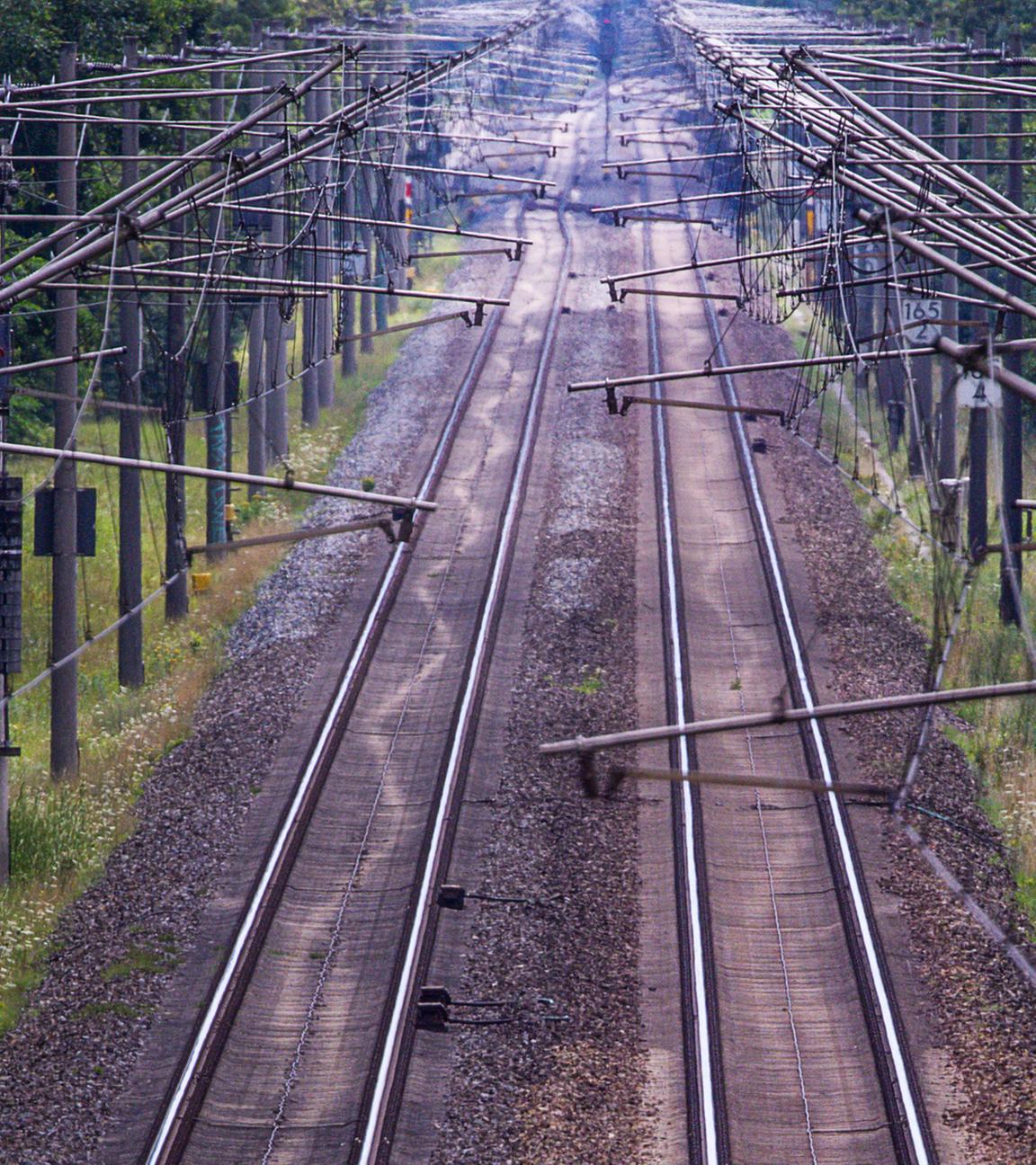 Die zweigleisige Bahnstrecke zwischen Berlin und Hamburg