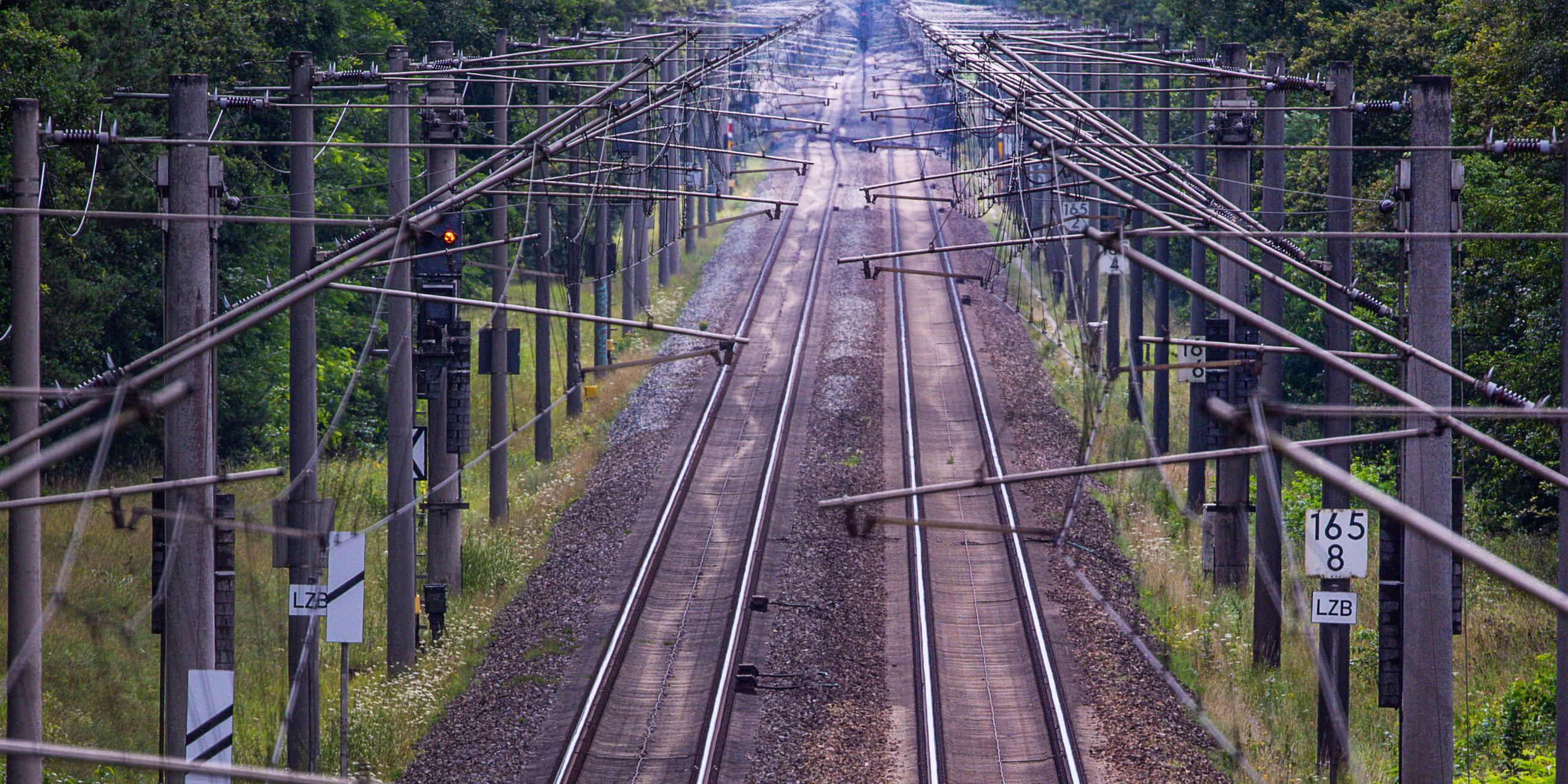 Die zweigleisige Bahnstrecke zwischen Berlin und Hamburg