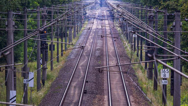 Die zweigleisige Bahnstrecke zwischen Berlin und Hamburg