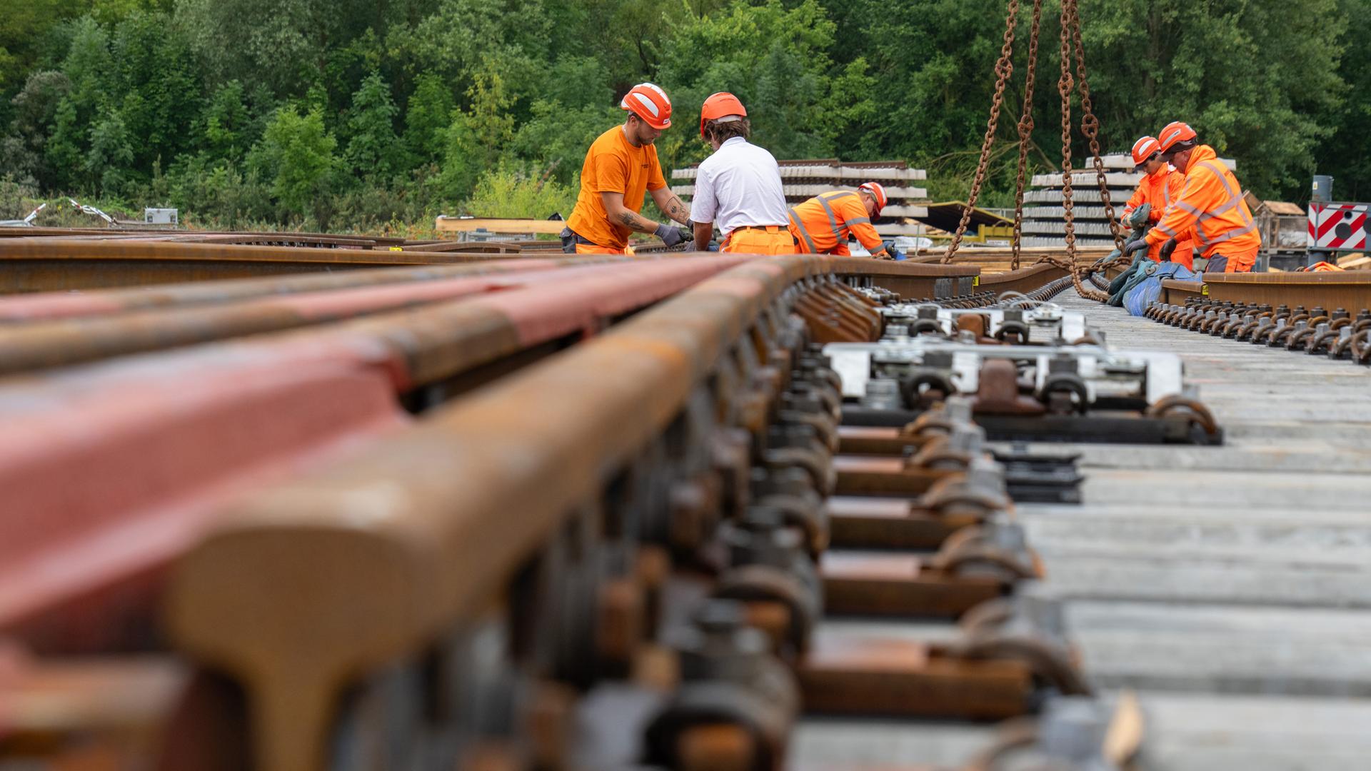 Baumaterial-Lager für Ausbau der Bahnstrecke Berlin - Hamburg