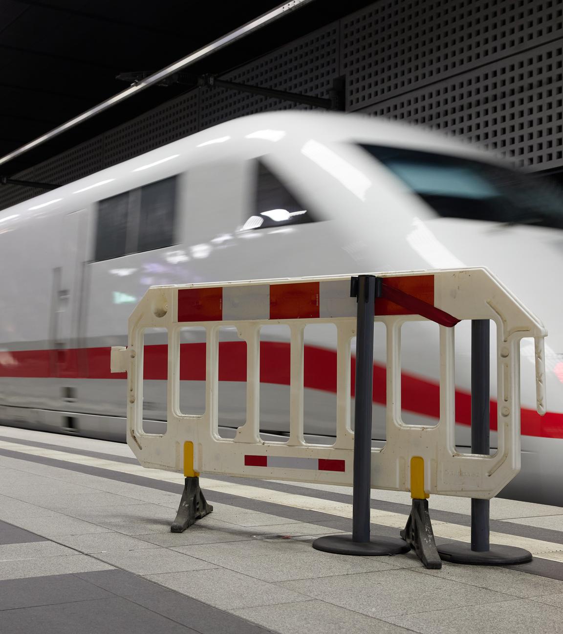  Ein Baustellenzaun steht am Hauptbahnhof vor einem ICE-Zug. Wegen einer Generalsanierung wird die Strecke nach Hamburg heute ab 20 Uhr bis April 2026 gesperrt.