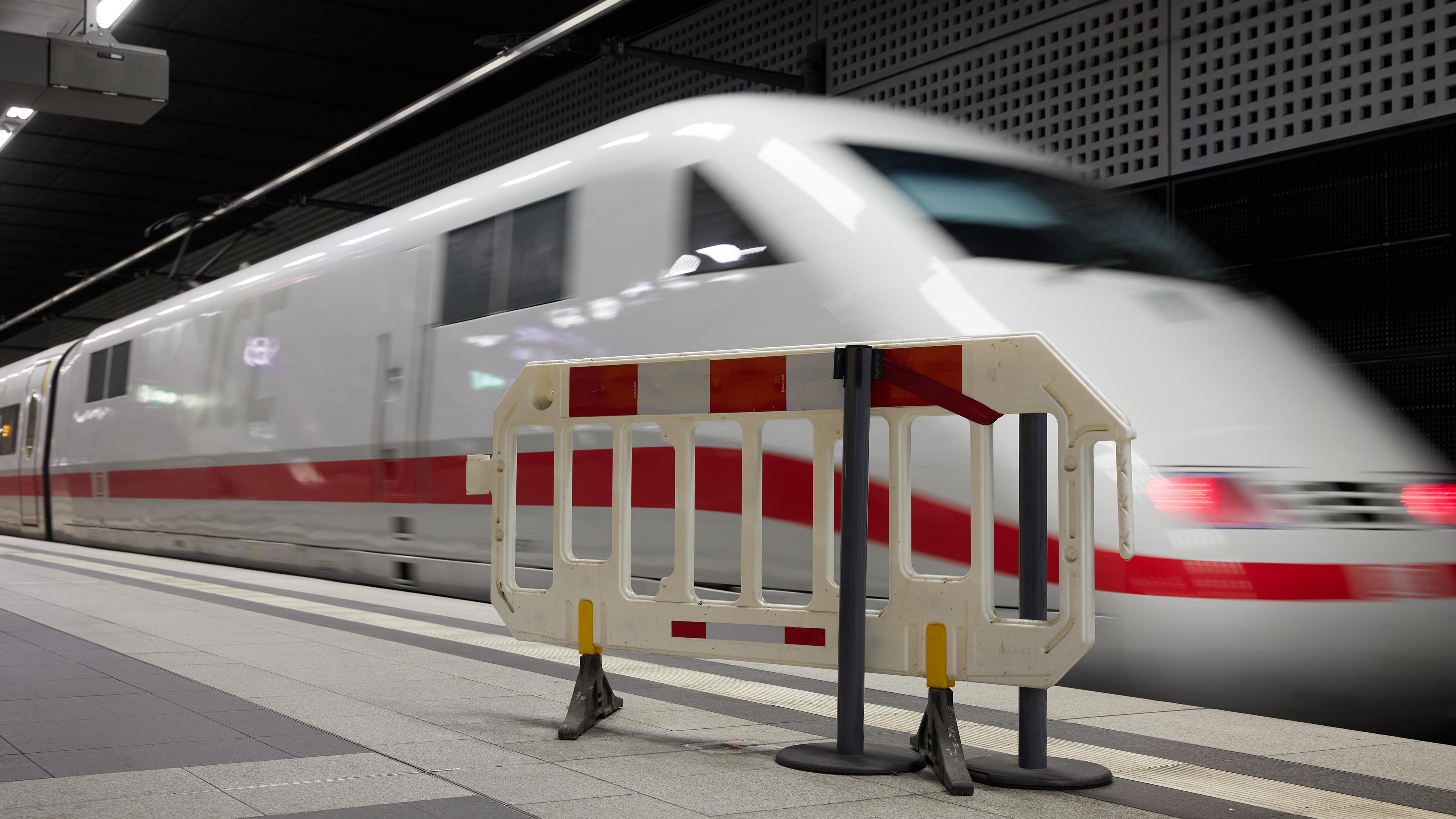  Ein Baustellenzaun steht am Hauptbahnhof vor einem ICE-Zug. Wegen einer Generalsanierung wird die Strecke nach Hamburg heute ab 20 Uhr bis April 2026 gesperrt.