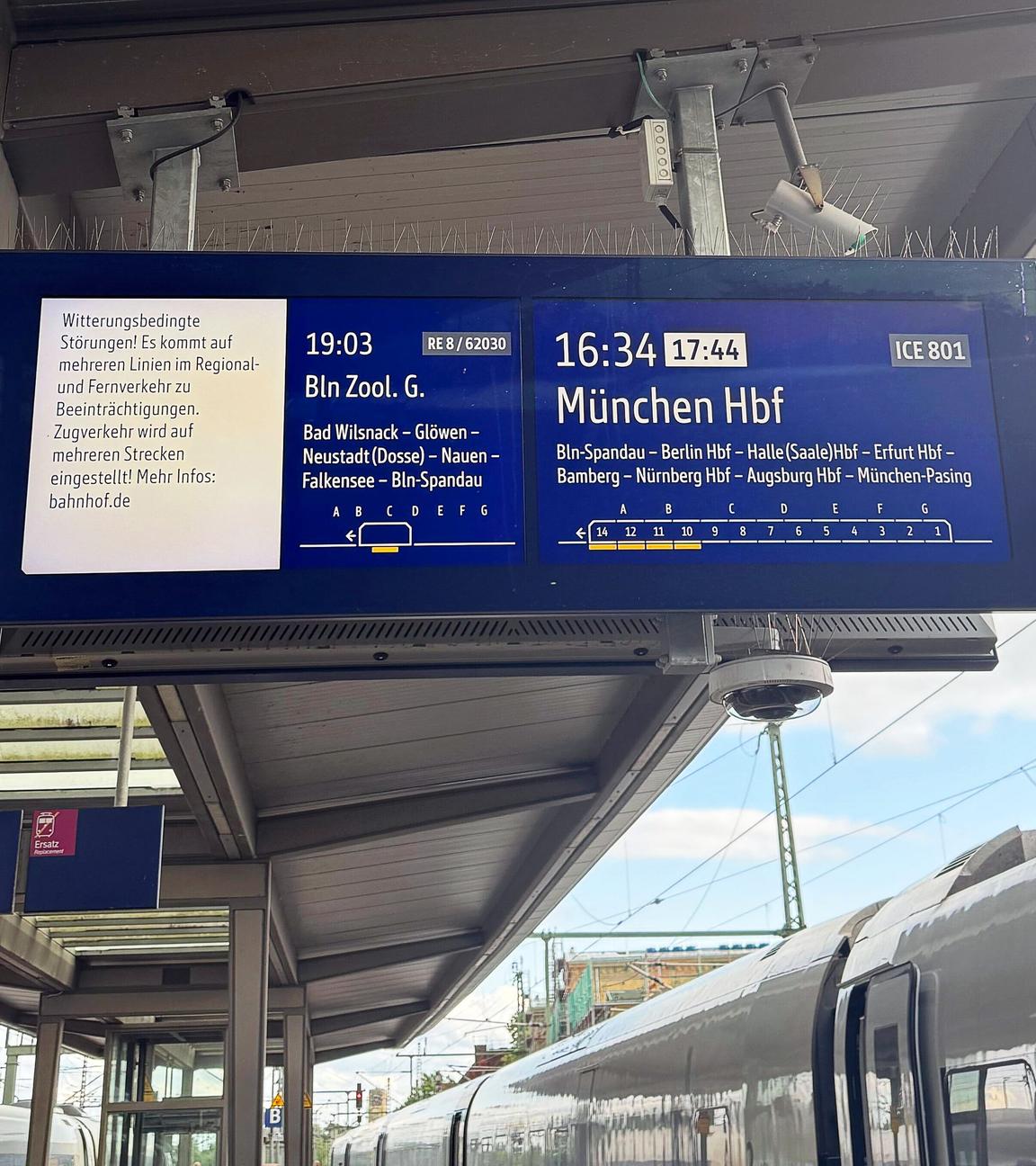 Brandenburg, Wittenberge: Auf einer Anzeige am Bahnsteig im Bahnhof Wittenberge wird auf witterungsbedingte Störungen hingewiesen.