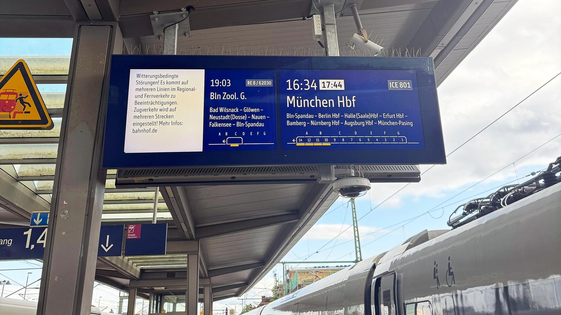 Brandenburg, Wittenberge: Auf einer Anzeige am Bahnsteig im Bahnhof Wittenberge wird auf witterungsbedingte Störungen hingewiesen.