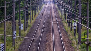 Die zweigleisige Bahnstrecke zwischen Berlin und Hamburg. 