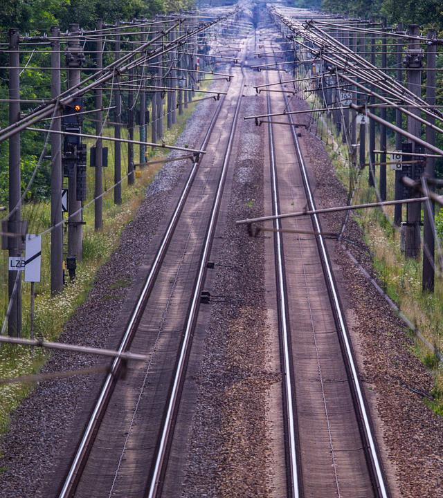 Die zweigleisige Bahnstrecke zwischen Berlin und Hamburg. 