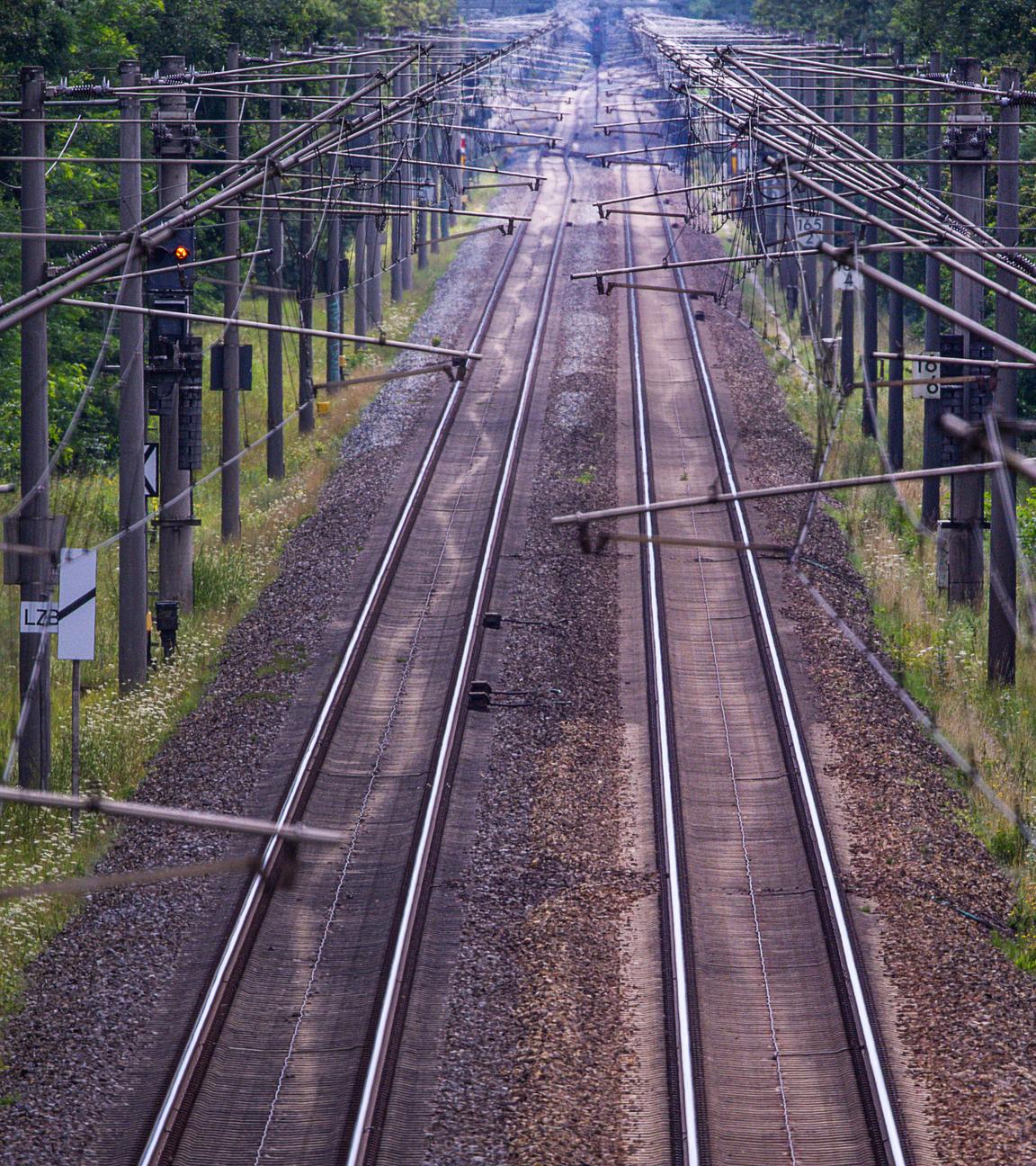 Die zweigleisige Bahnstrecke zwischen Berlin und Hamburg. 