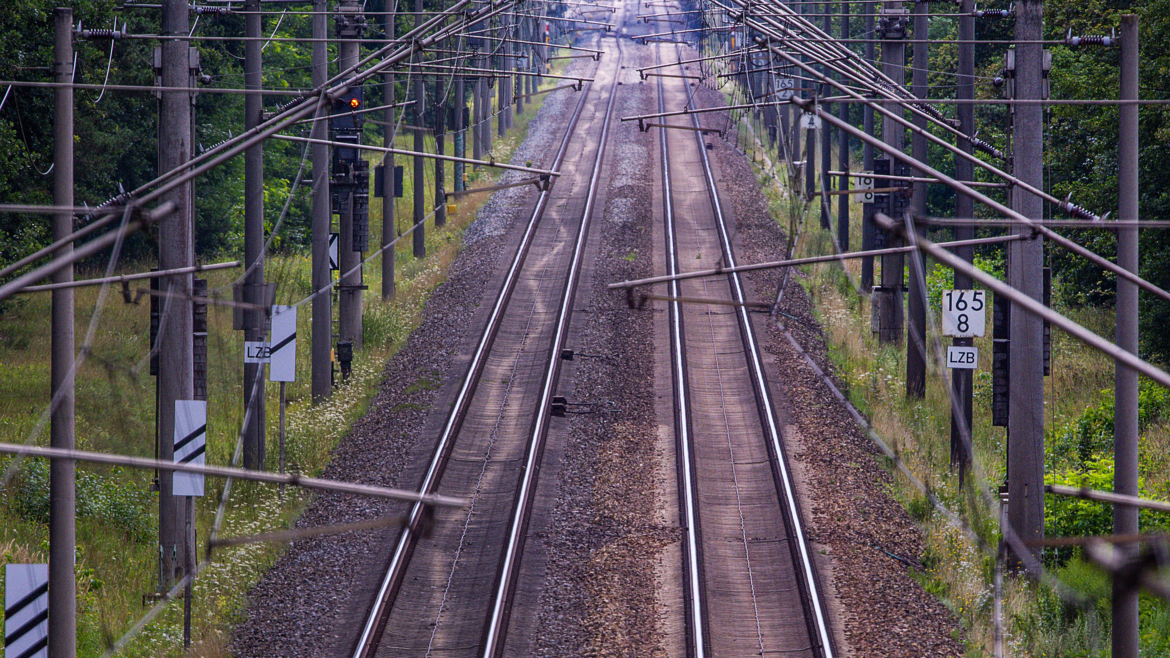 Die zweigleisige Bahnstrecke zwischen Berlin und Hamburg. 