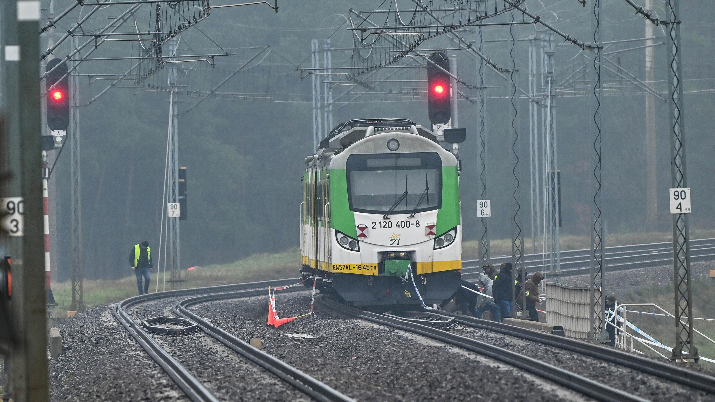 Polen, Mika: Spezialkräfte und Polizei sind am Ort eines beschädigten Gleisabschnitts auf der Strecke Deblin-Warschau in der Nähe des Bahnhofs des Ortes Mika im Einsatz.
