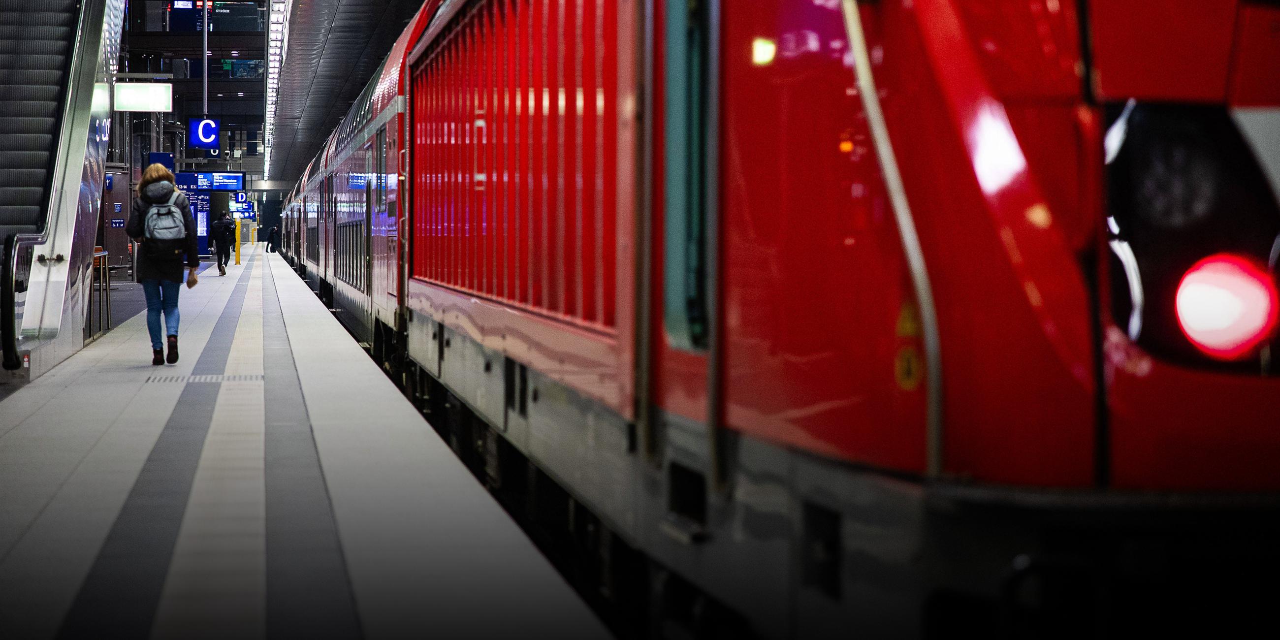 Person im leeren Hauptbahnhof Berlin während eines Streik der GDL am 07. März 2024 in Berlin.