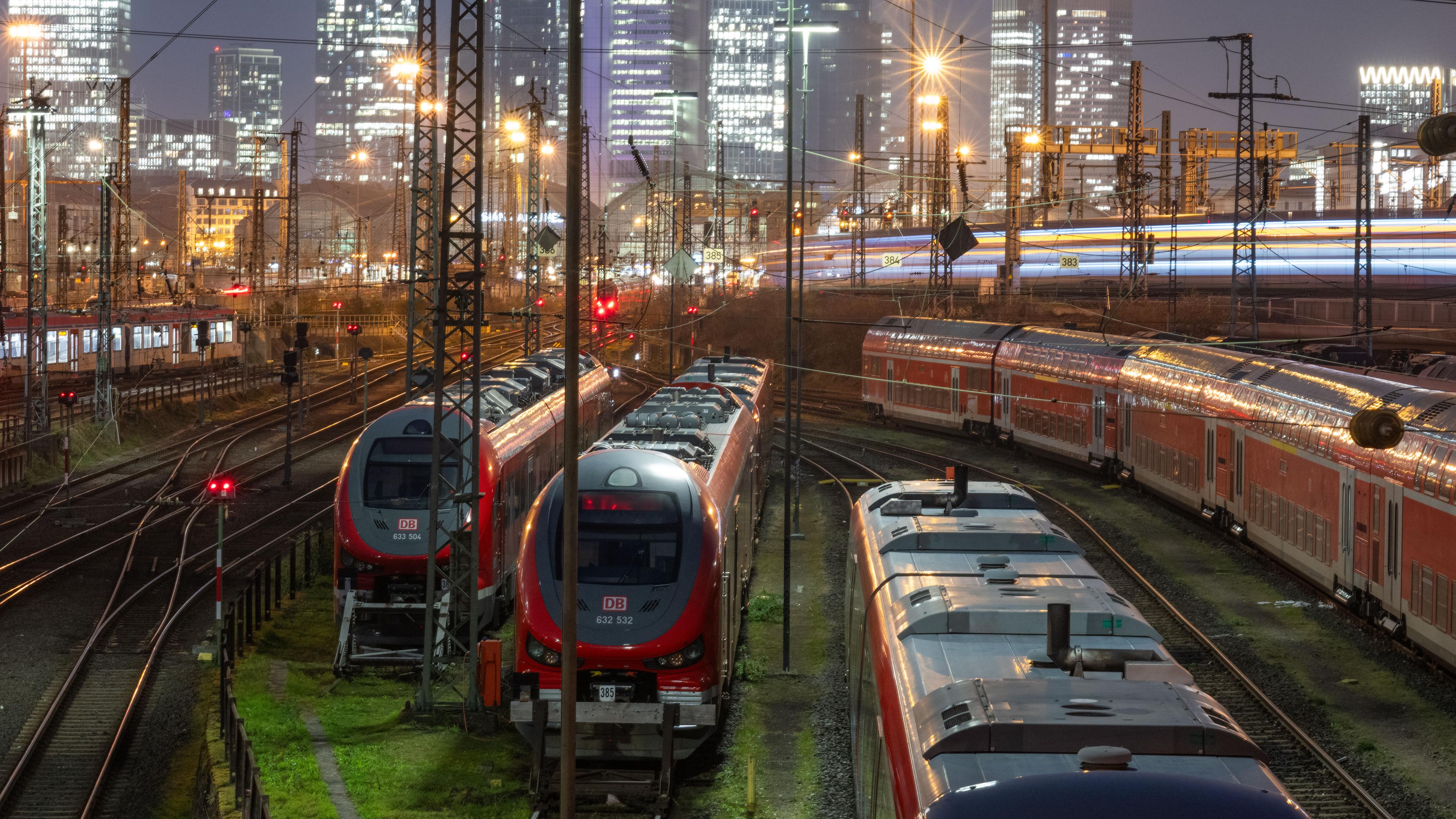Einer der letzten Züge vor Beginn des Streiks verlässt den Hauptbahnhof in Frankfurt.