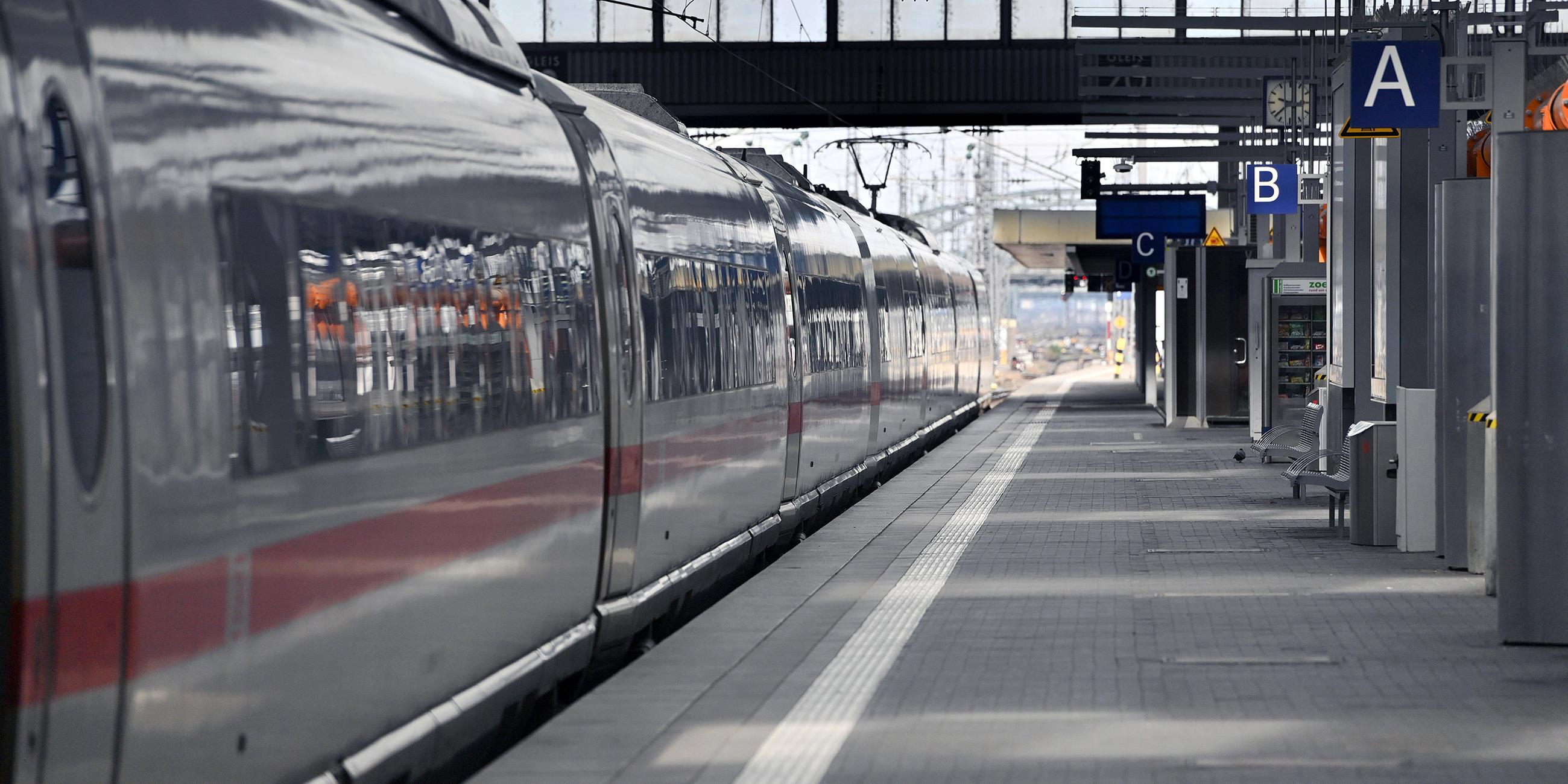 ICE Zug am leeren Bahnsteig