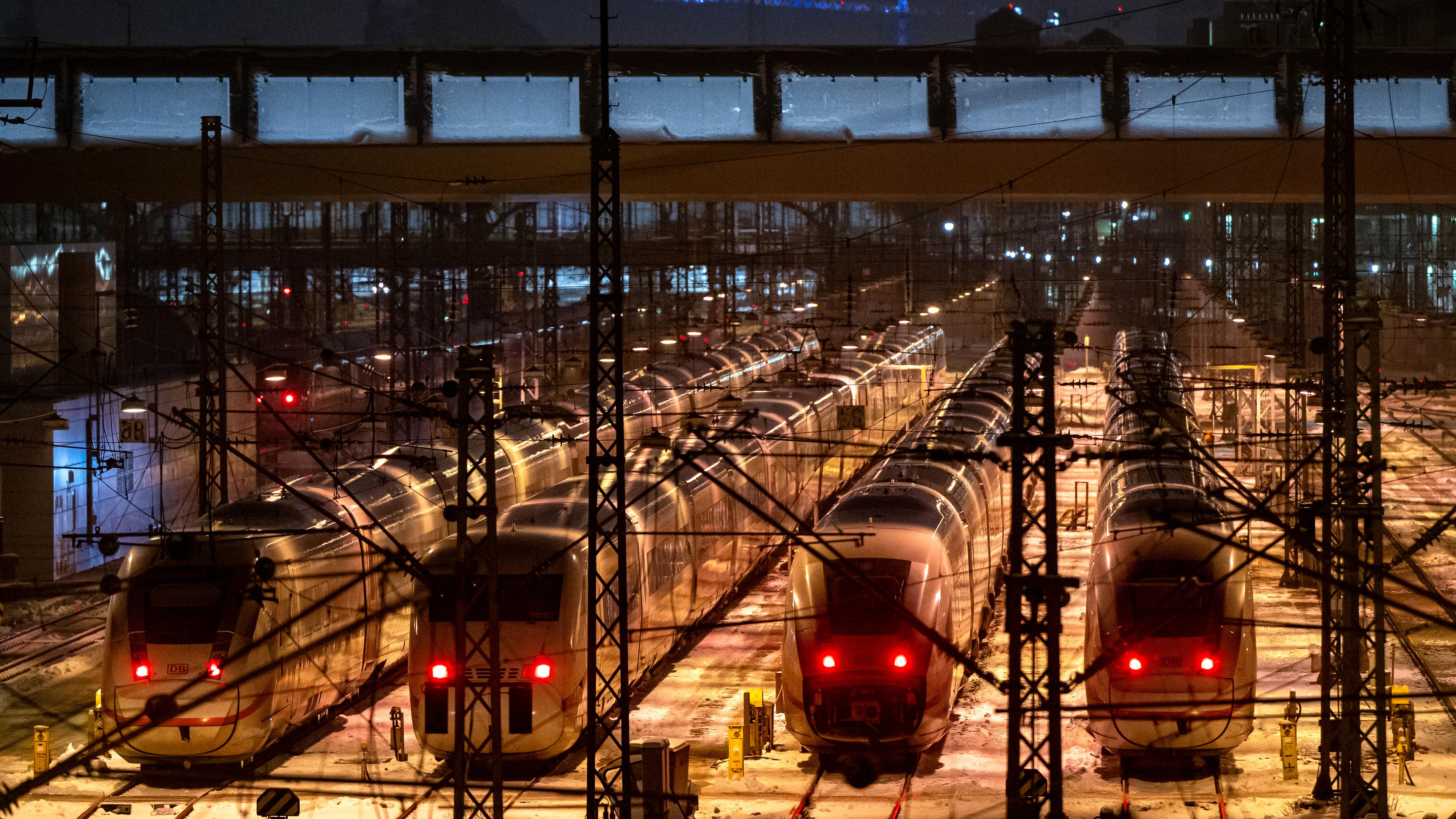 Bayern, München: ICE Schnellzüge stehen während eines Bahnstreiks auf Abstellgleisen vor dem Hauptbahnhof.