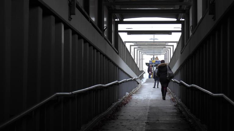 Frau auf einem Bahnübergang
