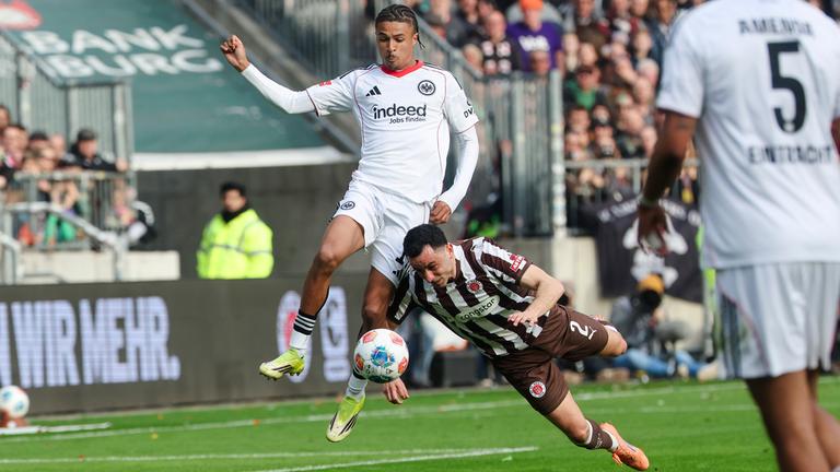 Frankfurts Flügelspieler Jean-Matteo Bahoya und St. Paulis Verteidiger Manolis Saliakas kämpfen um den Ball.