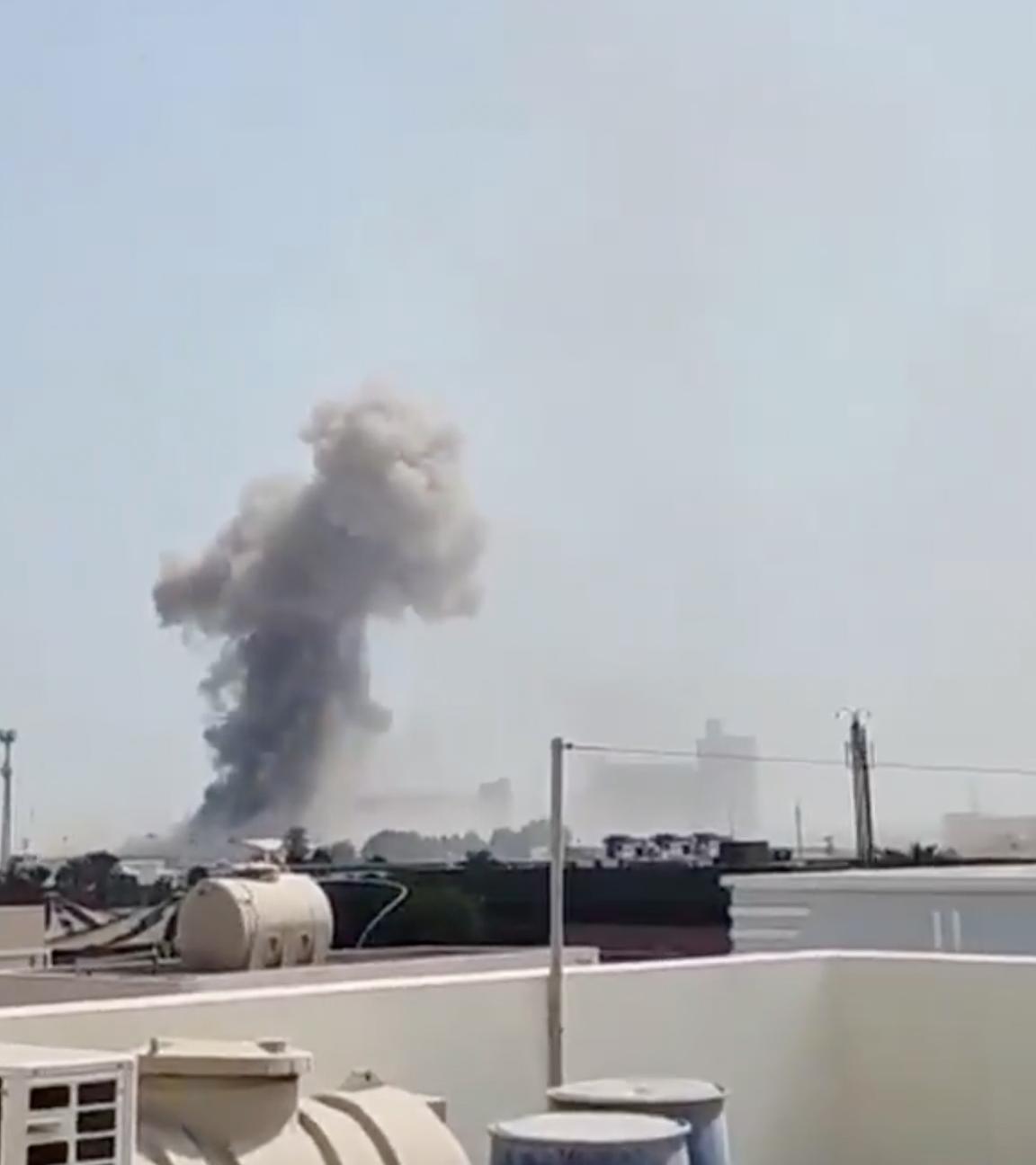 Bahrain: Aufnahmen zeigen, wie eine iranische ballistische Rakete heute Morgen das Hauptquartier der 5. US-Flotte auf dem Marinestützpunkt Bahrain traf.