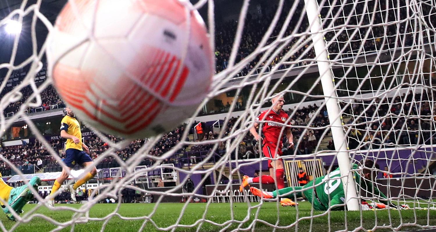 Mitchel Bakker (Leverkusen) trifft im Viertelfinal-Rückspiel der Europa League bei Union St. Gilloise zum 2:0
