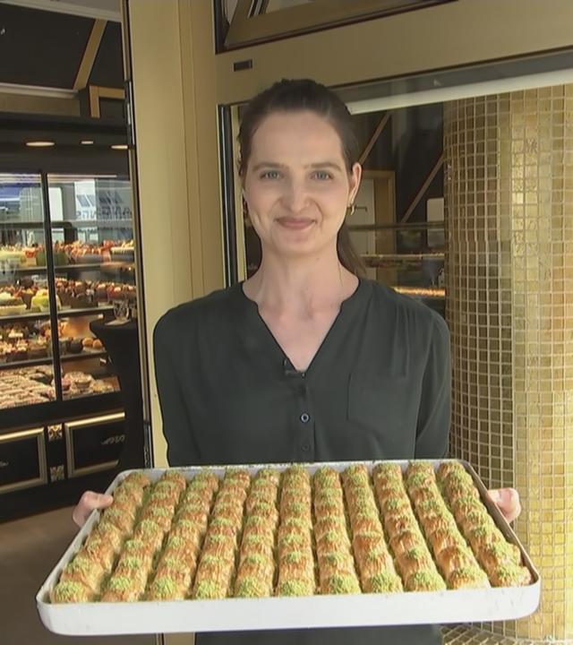 ZDF Reporterin hält Baklava in Kamera