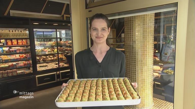 ZDF Reporterin hält Baklava in Kamera