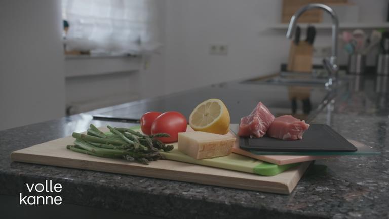 Verschiedene Lebensmiittel auf unterschiedlichen Küchenbrettern