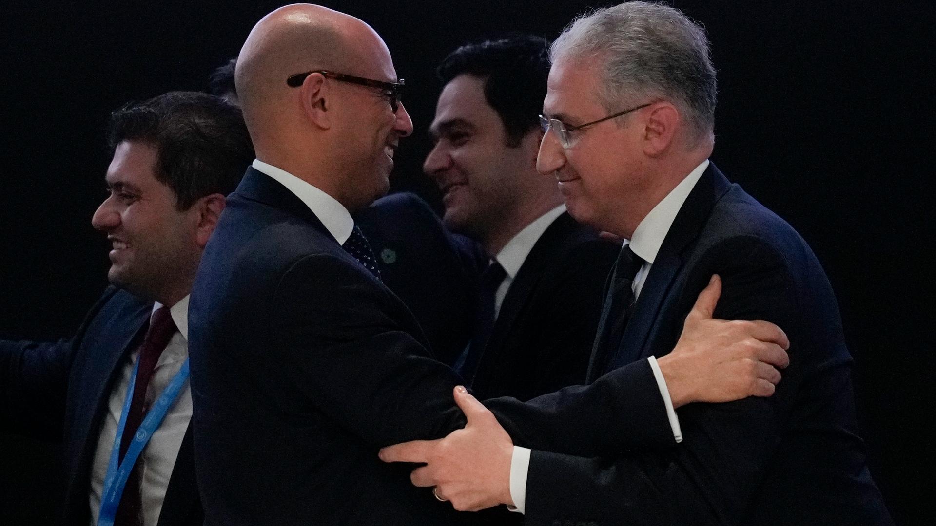 Erleichterung nach der Einigung: Mukhtar Babayev (r.), Präsident der COP29, umarmt Simon Stiell (l.), den Klimachef der Vereinten Nationen.