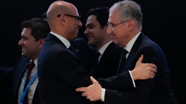 Erleichterung nach der Einigung: Mukhtar Babayev (r.), Präsident der COP29, umarmt Simon Stiell (l.), den Klimachef der Vereinten Nationen.
