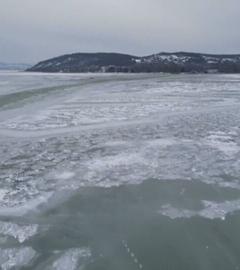 Ungarns Plattensee ist weitgehend zugefroren.