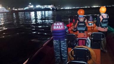 Einsatzkräfte suchen nach Überlebenden, nachdem eine Fähre auf dem Weg zur Ferieninsel Bali gesunken ist.