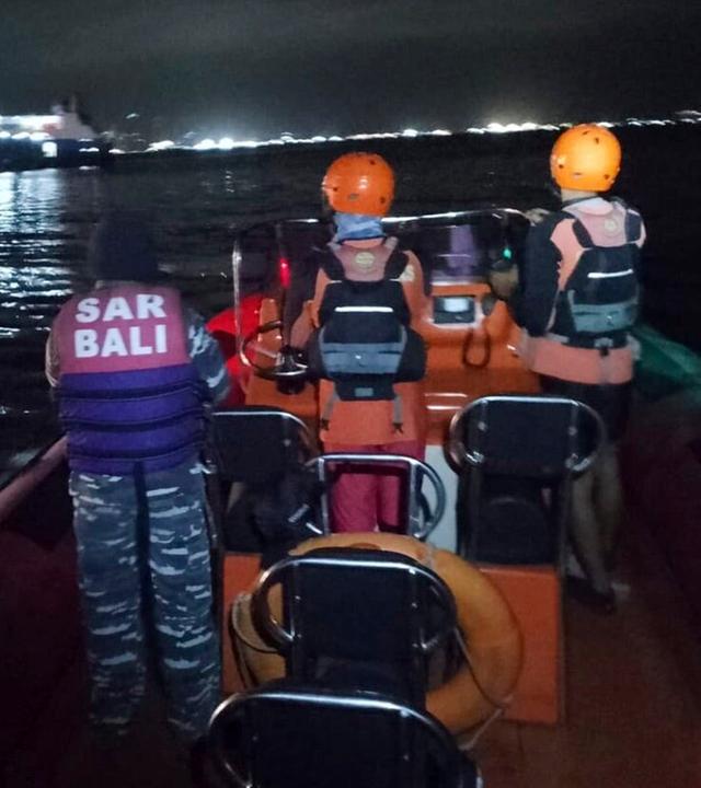 Einsatzkräfte suchen nach Überlebenden, nachdem eine Fähre auf dem Weg zur Ferieninsel Bali gesunken ist.