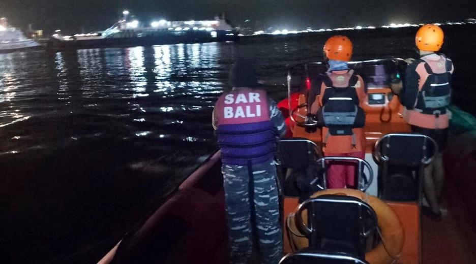 Einsatzkräfte suchen nach Überlebenden, nachdem eine Fähre auf dem Weg zur Ferieninsel Bali gesunken ist.