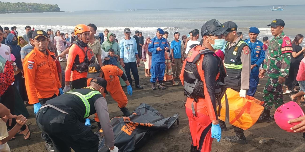 Laufende Rettungsaktion an einem Strand der Insel Bali nachdem eine Fähre gekentert ist