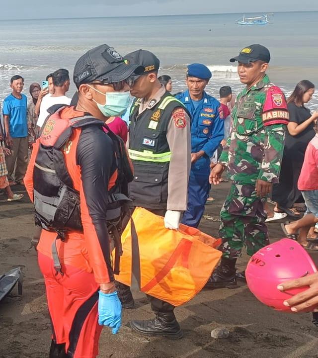 Laufende Rettungsaktion an einem Strand der Insel Bali nachdem eine Fähre gekentert ist